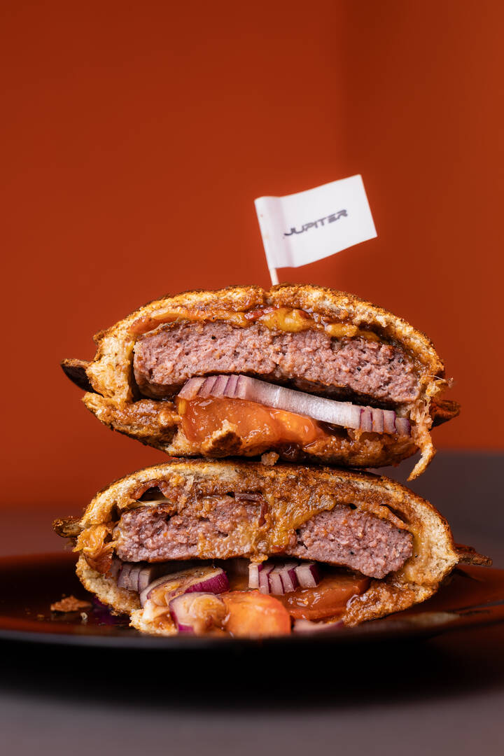 Hamburguesa Júpiter — ternera, cheddar, bacon, salsa BBQ — Cosmo Burger Barcelona
