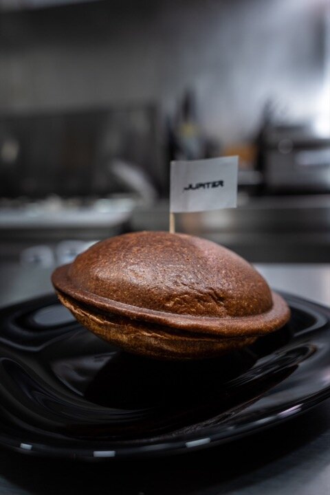 Pan brioche artesanal en plato — Cosmo Burger Barcelona